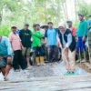 TNI dan Warga Lumajang Gotong Royong Perbaiki Jalan Rusak di Dusun Krajan