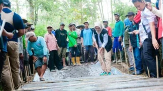 TNI dan Warga Lumajang Gotong Royong Perbaiki Jalan Rusak di Dusun Krajan