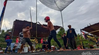 Tradisi Kesenian Tiban Kembali Digelar di Banyuwangi, Warga Saksikan Adu Ketangkasan Jawara Lokal