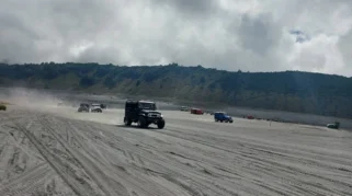 Tragedi di Bromo: Mobil Jip Wisatawan Asal Semarang Kecelakaan, 2 Tewas