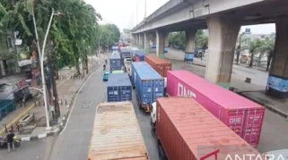 Truk Kontainer Terjebak Macet Panjang di Tanjung Priok-Cilincing