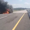 Truk Tronton Pengangkut Pasir Terbakar di Tol Cisumdawu Sumedang