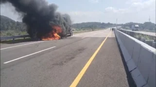 Truk Tronton Pengangkut Pasir Terbakar di Tol Cisumdawu Sumedang