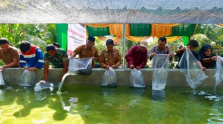UGM dan DKP DIY Tebar Ribuan Benih Ikan Lokal di Danau Wisdom Park