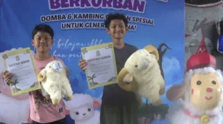 Unik! Beli Hewan Kurban di Surabaya Dapat Hadiah Boneka Lucu