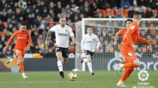 Valencia Menang Dramatis 4-3 atas Real Sociedad dan Pastikan Tetap di LaLiga