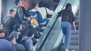 Viral Penumpang KRL Lawan Arah di Eskalator Stasiun Rangkasbitung, Momen Kocak Bikin Warga Ngakak