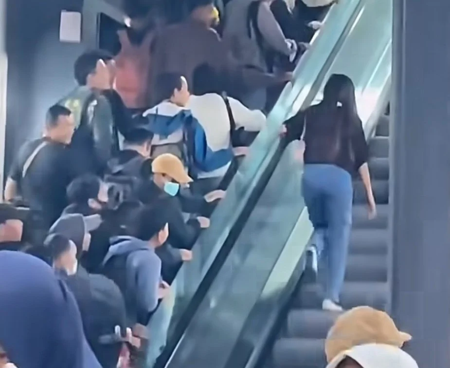 Viral Penumpang KRL Lawan Arah di Eskalator Stasiun Rangkasbitung, Momen Kocak Bikin Warga Ngakak