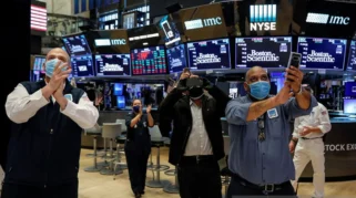 Wall Street Berakhir Bervariasi Seiring Surutnya Harapan Perdamaian AS-Iran
