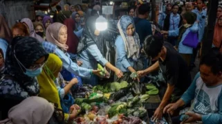 Warga Indonesia Beralih dari Makan Tabungan ke Makan Utang untuk Bertahan Hidup