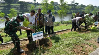 Warga Tekung Lumajang Didorong Tingkatkan Kepedulian terhadap Lingkungan melalui Jumat Bersih