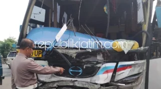 Warga Trenggalek Dilarikan ke Rumah Sakit Setelah Tabrak Bus Sugeng Rahayu di Jombang
