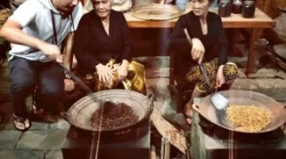 Warung Makan Sapu Jagad Sajikan Kuliner Khas Osing Banyuwangi dengan Tungku Kayu Bakar di Desa Kemiren