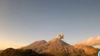 3 Gunung Api di Indonesia Timur Meletus Hampir Bersamaan, Abunya Berpotensi Ganggu Penerbangan
