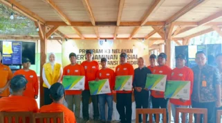 50 Nelayan di Tuban Terima Bantuan Iuran Jaminan Sosial dari BPJS Ketenagakerjaan