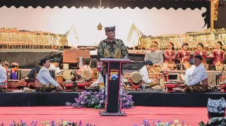 Kapolda Jatim Ajak Masyarakat Teladani Nilai Pandawa dalam Pagelaran Wayang Kulit Hari Bayangkara ke-80
