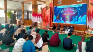 Bedah Novel “Rumah” di Situbondo