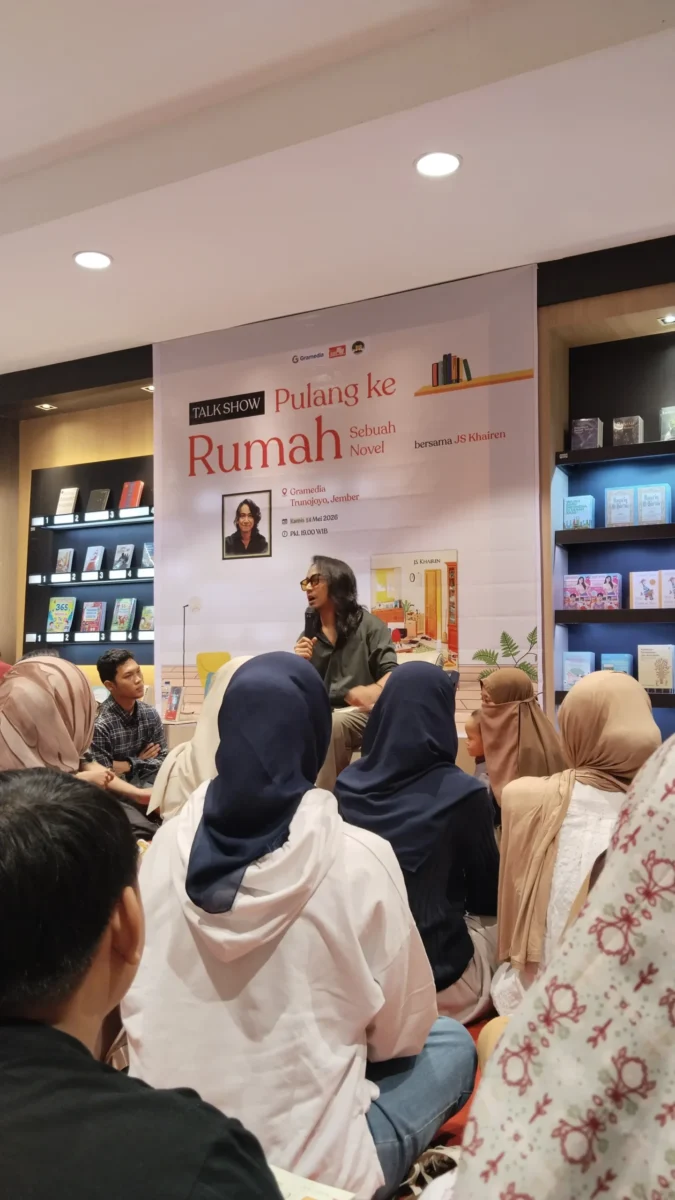 Acara bedah buku berjudul "Rumah" karya penulis J.S. Khairen.di Gramedia Jember