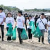 Ajak Masyarakat Jadikan Kebersihan Sebagai Budaya, Gubernur Mahyeldi Pimpin Goro Gerakan Indonesia Asri di Pantai Purus