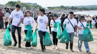 Ajak Masyarakat Jadikan Kebersihan Sebagai Budaya, Gubernur Mahyeldi Pimpin Goro Gerakan Indonesia Asri di Pantai Purus