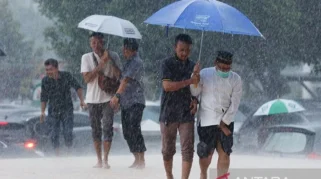 Aktivitas dan Peristiwa Menjelang Subuh di Indonesia: Dari Antrean Sekolah hingga Hujan Deras di Surabaya