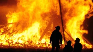 Anak 13 Tahun Main Korek Api Sebabkan Kebakaran Rumah Adat Batak di Medan