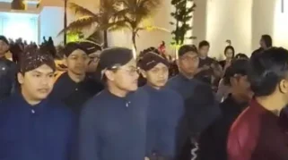 Anak Muda Ramaikan Mubeng Beteng, Tradisi Refleksi Diri di Malam 1 Suro