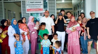 Andre Rosiade Ajak Azizah Kunjungi Panti Anak Telantar di Padang, Serahkan Bantuan Rp30 Juta