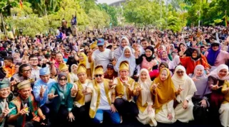 Andre Rosiade Saksikan Pemecahan Rekor MURI Ketan Talam Durian 1 KM di Pekanbaru