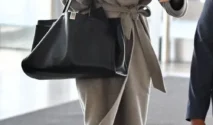 Angelina Jolie Pilih Tas Phoebe Philo Medium untuk Teman Perjalanan Sehari-hari