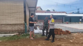 Anggota Polsek Cimenyan Polresta Bandung Rutin Berikan Himbauan Kamtibmas Saat Sambangi Pemukiman Warga Binaan