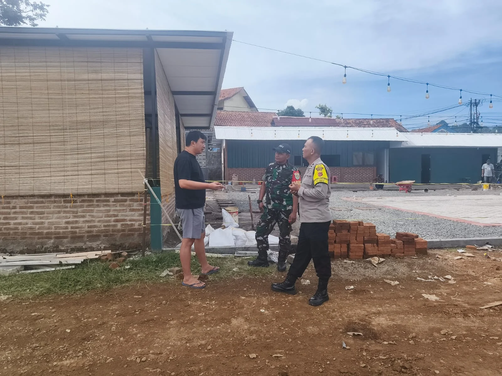 Anggota Polsek Cimenyan Polresta Bandung Rutin Berikan Himbauan Kamtibmas Saat Sambangi Pemukiman Warga Binaan