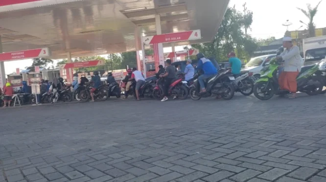 Antrean Pembelian Pertalite di Sejumlah SPBU Sumenep Meningkat Imbas Kenaikan Harga Pertamax