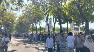 Antusiasme Para Penjemput Haji Sampang Meningkat, Warga Padati Alun-Alun Trunojoyo