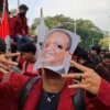 Atribut Demo Mahasiswa di Jakarta: Pakai Topeng Bahlil, Poster Wajah Prabowo Dicoret Pilox Merah