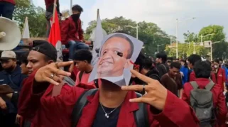 Atribut Demo Mahasiswa di Jakarta: Pakai Topeng Bahlil, Poster Wajah Prabowo Dicoret Pilox Merah
