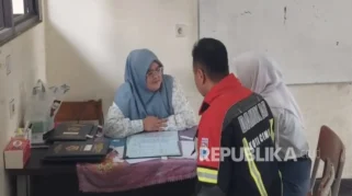 Ayah Tak Pulang, Ibu Tiada: Siswa di Ciamis Ini Ambil Rapor Ditemani Damkar