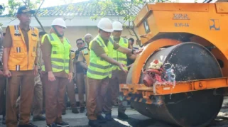 Bahu Jalan Provinsi di Kuningan Dicat Merah, Bukan Sekadar Estetika