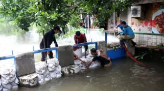 Banjir Melanda Surabaya: Hujan Deras dan Proyek Drainase Jadi Pemicu, Penanganan Masih Berlangsung