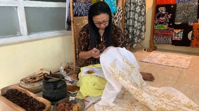 Batik UMKM Kota Madiun Dipakai Arumi Bachsin Saat Jadi Juri Lomba Cipta Kreasi