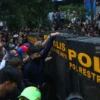 Bentrok Mahasiswa dan Polisi Warnai Aksi BEM UI di Bundaran HI Tuntut Turunkan Harga BBM