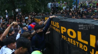 Bentrok Mahasiswa dan Polisi Warnai Aksi BEM UI di Bundaran HI Tuntut Turunkan Harga BBM