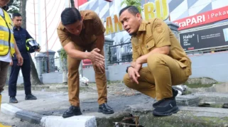 Berkaus Oblong dan Turun ke Parit, Wako Agung Pimpin Normalisasi Jalan Arifin Ahmad