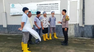 Bhabinkamtibmas Polsek Cimenyan Sampaikan Himbauan dan Pesan Kamtibmas dalam Sambang Warga Desa Ciburial