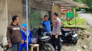 Bhabinkamtibmas Polsek Semen Tempelkan Stiker Layanan Polisi 110 di Balai Desa untuk Tingkatkan Pelayanan Masyarakat