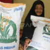 Bulog Distribusi Bantuan Pangan untuk 1.104 Warga Kabupaten Nganjuk, Bupati Pantau Langsung Kualitas Beras