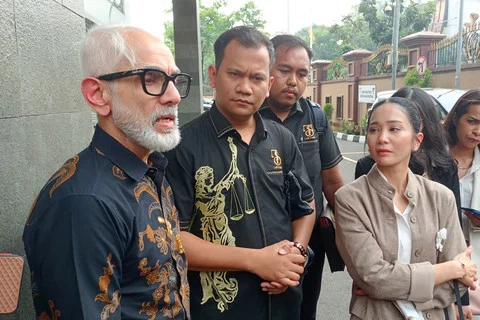 Bunga Zainal Dampingi Suami Follow Up Laporan Dugaan Penipuan