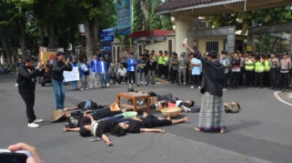 Aksi Teatrikal Puluhan Mahasiswa Bondowoso Saat Demo di Depan Kantor Bupati