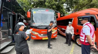 Cegah Kecelakaan, Satlantas Gelar Ramp Check Bus AKAP AKDP di Tirtonadi Solo