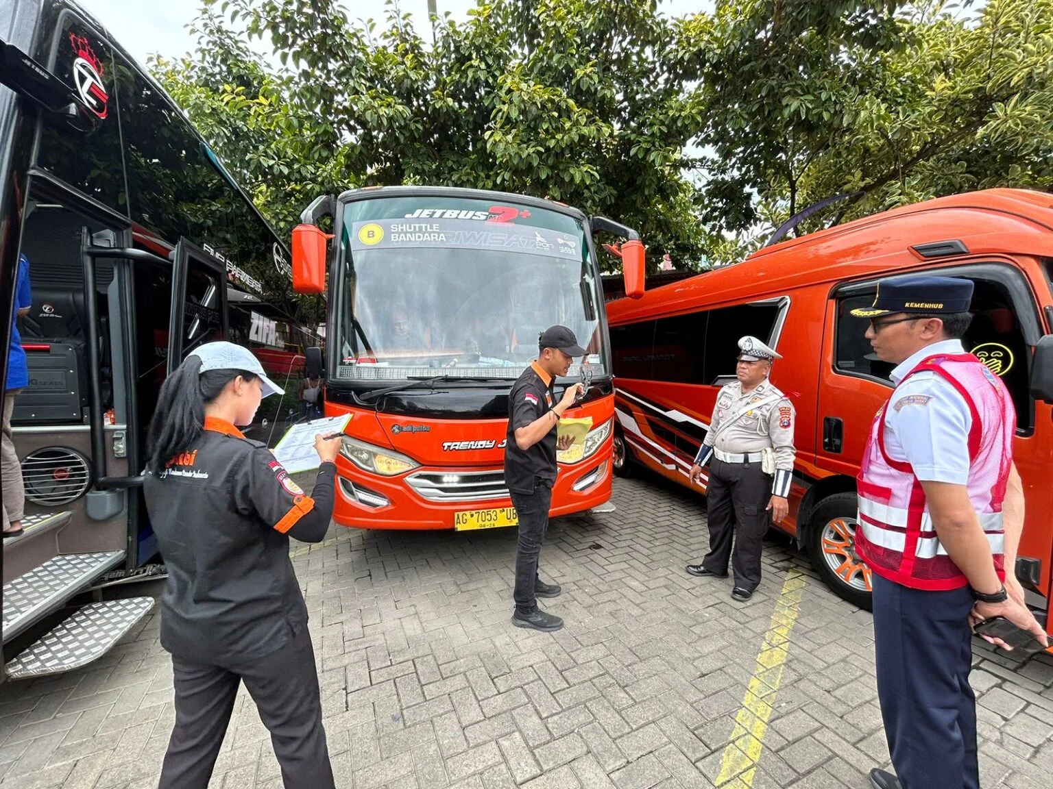 Cegah Kecelakaan, Satlantas Gelar Ramp Check Bus AKAP AKDP di Tirtonadi Solo